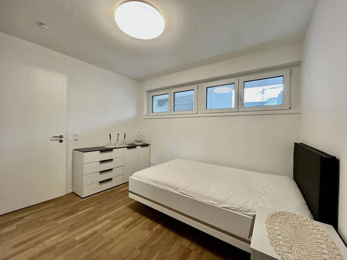 Schlafzimmer mit Kommode - 