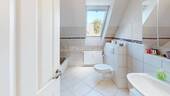 Masterbad mit Dusche und Badewanne im OG - 