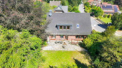 Hausansicht (Drohnenaufnahme) - großzügiges Ein- oder Zweifamilienhaus in Hanstedt südlich von Hamburg