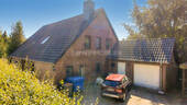 Hausansicht mit Garage (Drohnenaufnahme) - Einfamilienhaus mit 208,00 m² in Hanstedt zum Kaufen