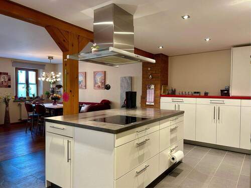 modernisierte Küche mit Kochinsel - 