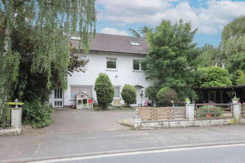 Front - Wohnen & Pferdehof am Ortsrand von Büdingen - 2FH mit großem Entwicklungspotenzial