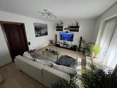 Wohnzimmer - Zentral, gepflegte 3,5 Zimmerwohnung mit Balkon + Tiefgarage
