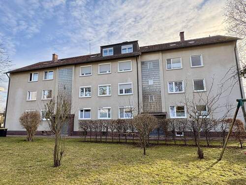 Hauseingangsseite mit Grünanlage - 