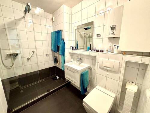 Modernes Badezimmer mit Dusche - 
