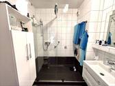 Modernes Badezimmer mit Dusche - 