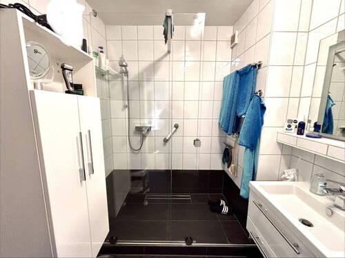 Modernes Badezimmer mit Dusche - 