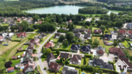 Drohnenaufnahme mit See - Wohnen in Seenähe: Zweifamilienhaus mit vermieteter Einheit auf Erbpachtgrundstück