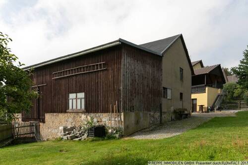 Rückseite Scheune - Mehrfamilienhaus, Wohnhaus mit 215,00 m² in Elstra zum Kaufen