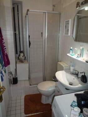 Bad mit Dusche und Fenster - 