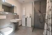 Modernes Badezimmer.jpg - 