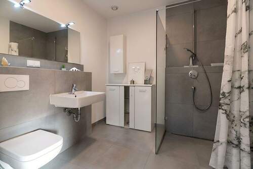Modernes Badezimmer.jpg - 