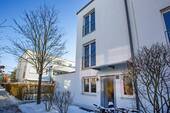 Vorderansicht - 5 Zimmer Reihenendhaus in München