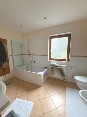 Badezimmer mit Badewanne - 