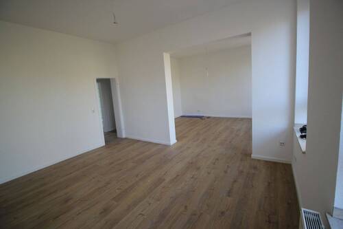 Wohnzimmer mit Durchbruch zum Schlafbereich - 