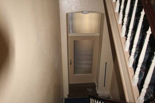 Treppenhaus mit Zugang zum Appartement - Etagenwohnung mit 85,00 m² in Duisburg zur Miete