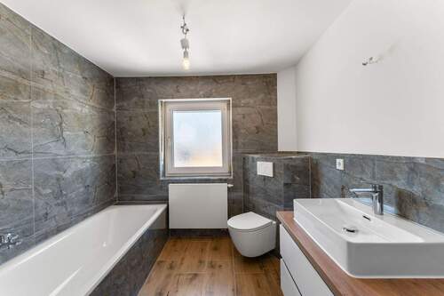 Modernes Badezimmer - 4 Zimmer Etagenwohnung zum Kaufen in Langenzenn