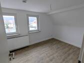 Ansicht I: Wohnzimmer - Perfekt für Singles: Renovierte 1,5-Zimmer-Wohnung mit separatem Wohn- und Schlafbereich