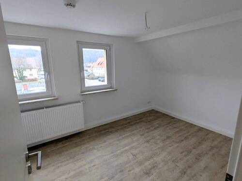 Ansicht I: Wohnzimmer - Perfekt für Singles: Renovierte 1,5-Zimmer-Wohnung mit separatem Wohn- und Schlafbereich