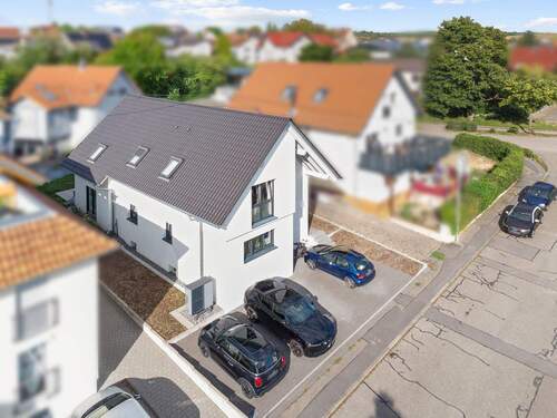 4 Stellplätze vor dem Haus - Modernisiertes Zweifamilienhaus A+: Ideal für Familien, Mehrgenerationen oder Anleger