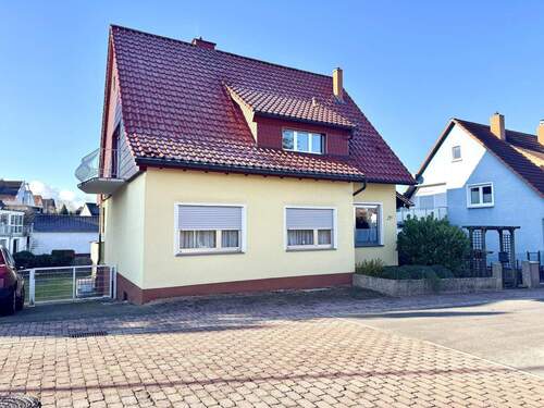 Straßenansicht - Weilerbach - Gepflegte 4-Zimmerwohnung mit Balkon und Garten in Weilerbach