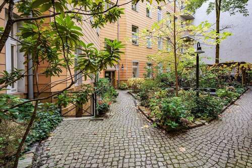 Innenhof - 6 Zimmer Etagenwohnung zum Kaufen in Berlin