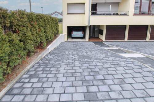 Garage und Stellplatz - 