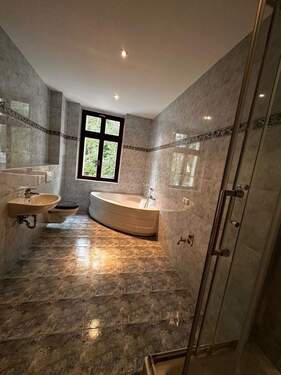 Geräumiges Badezimmer - 