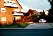 Außenansicht mit Stellplätzen (alte Fotoaufnahme) - 