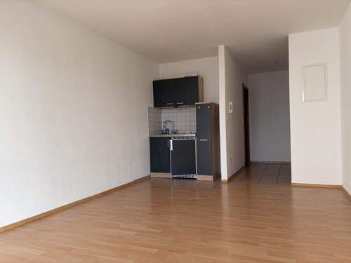 Kochnische mit Blick auf Flur - 1 Zimmer Etagenwohnung in Erlangen