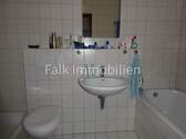 innenliegendes Bad mit Wanne und Dusche - 