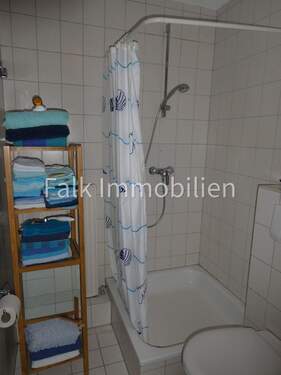 innenliegendes Bad mit Wanne und Dusche - 