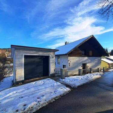 Straßenseite mit Garage - 6 Zimmer Einfamilienhaus in Hauzenberg