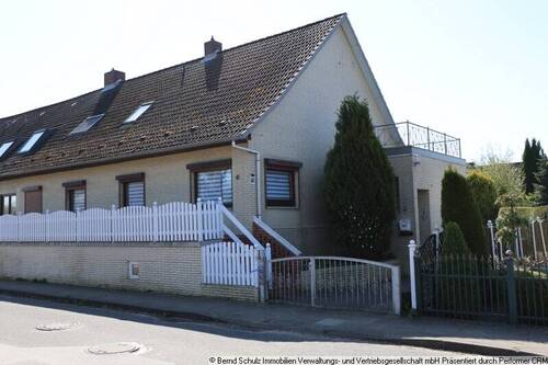 01 Objektansicht Vorderseite - geräumige Doppelhaushälfte mit großem Garten - nach WEG aufgeteilt!