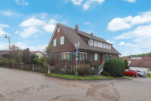 Straßenansicht - Raum für Visionen: ZFH mit Charme, Garten und Möglichkeiten ohne Ende!