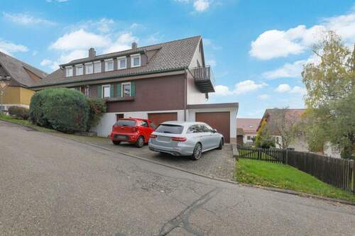 Straßenansicht und Garagen - 