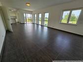 Wohnzimmer - Exklusive 3 Raum Wohnung in Adelsberg + Stellpatz + Barrierefrei + Keller