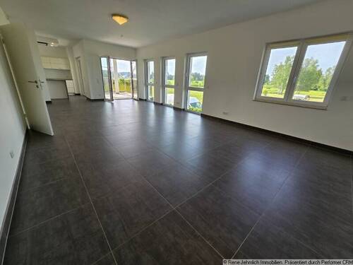 Wohnzimmer - Exklusive 3 Raum Wohnung in Adelsberg + Stellpatz + Barrierefrei + Keller