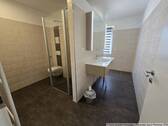 Bad mit Wanne und Dusche - 