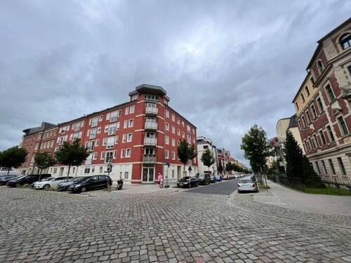 Straßenzug mit Hausansicht - Schöne Eigentumswohnung im 1.OG am Bohnhoeffer Platz zu verkaufen