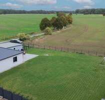 Ebenerdig wohnen in Feldrandlage: Energieeffizienter 4-Zi.-Bungalow mit großen Garten nahe Parchim - Rom Klein Niendorf