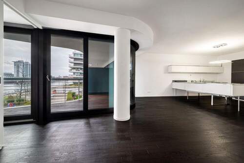 Offenes Wohnen mit stilvoller Säulenarchitektur - 