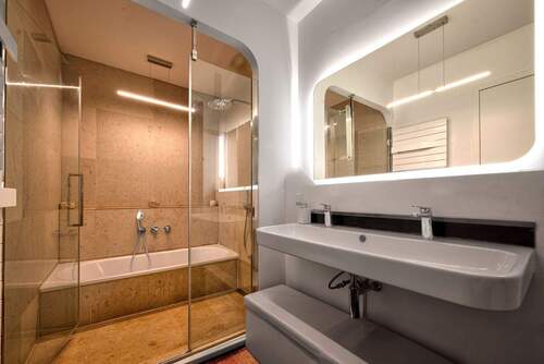 Fein abgestimmtes Master-Badezimmer - 