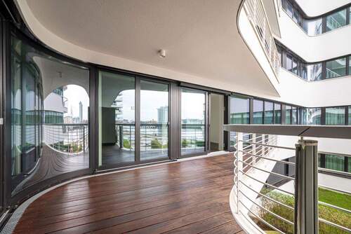 Die großzügige Rundterrasse sorgt für einen fließenden Übergang zwischen innen und außen - Etagenwohnung mit 115,00 m&sup2; in Berlin zum Kaufen