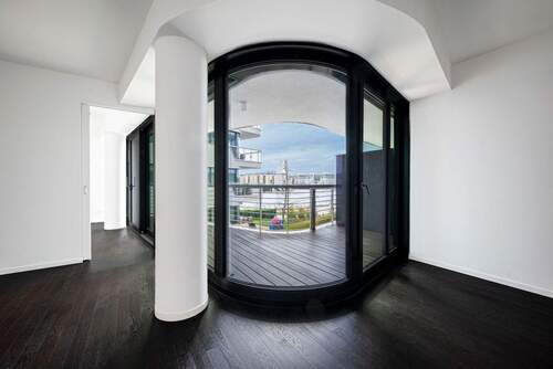 Einzigartige gewölbte Glasfront mit Weitblick - 