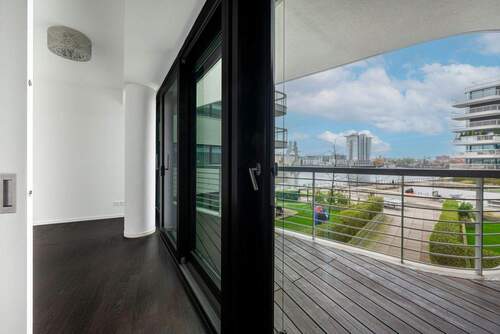 Schlafzimmer Blick mit Wasserpanorama – stilvoller Übergang zum Balkon - 