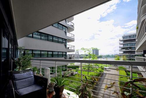 Einladende Sitzecke auf dem Balkon - 