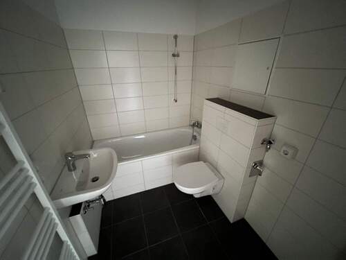 Badezimmer mit Wanne - 2 Zimmer Etagenwohnung zur Miete in Chemnitz