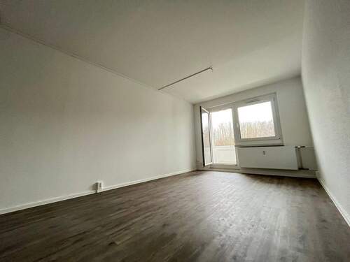 Wohnzimmer mit Blick zum Balkon - 