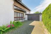 Hauseingang / Garagenzufahrt - 